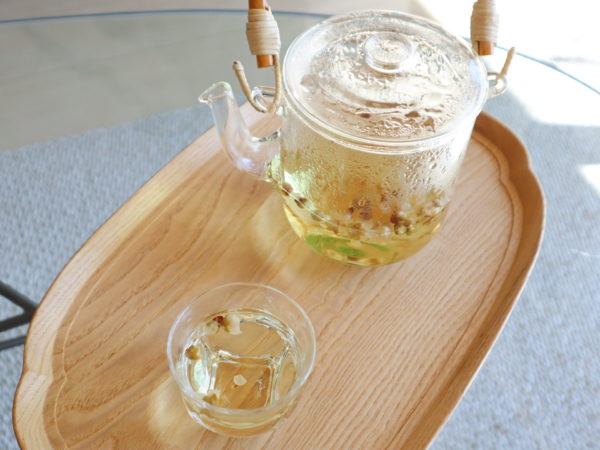 梅の花茶とトレイ